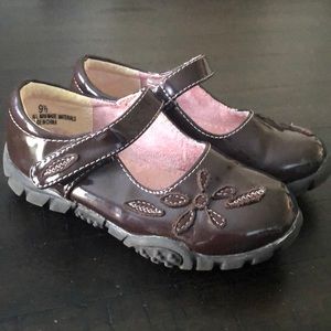 Like new girls brown patent shoes size 9.5